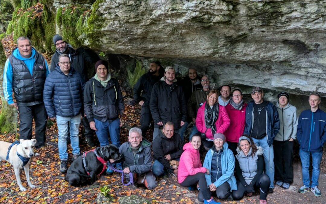 Wanderung zur Maximilian-Grotte-Ein Herbstlicher Teamausflug voller Abendteuer