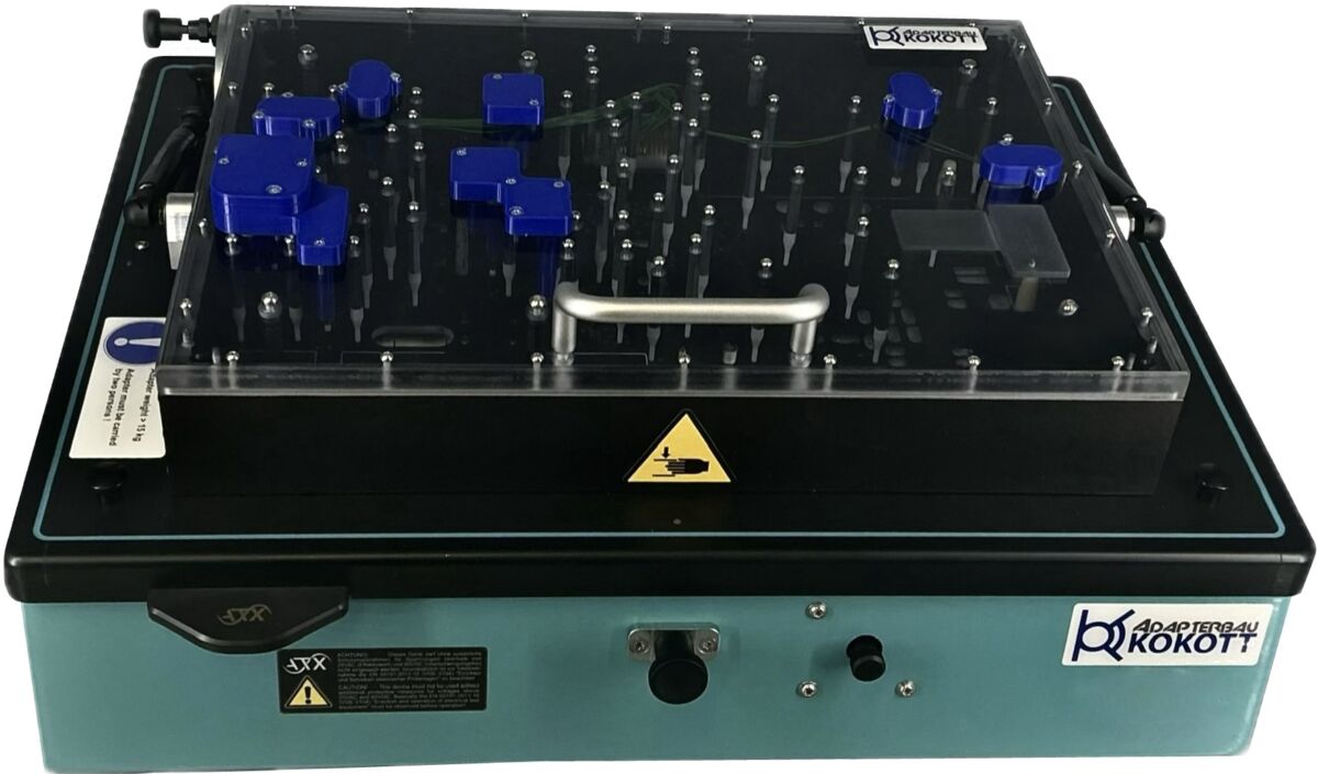 Geschlossener ATX Teradyne TS12x Vakuumadapter mit transparenter Abdeckung, Bedienelementen und Kokott-Logo.