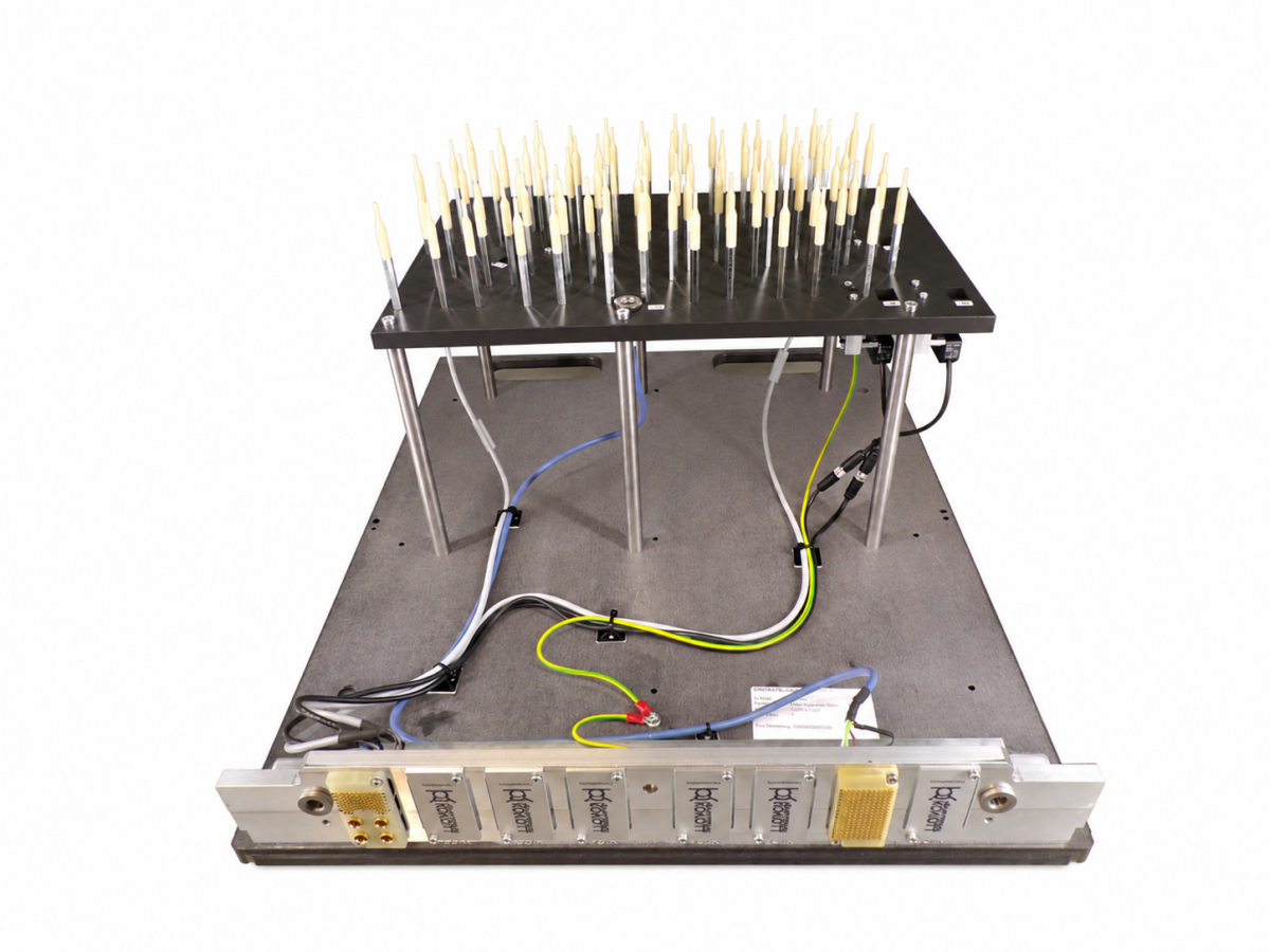 Engmatec Inline-Adapteroberteil mit Niederhaltern, Verdrahtung und Schnittstellenmodulen für ICT-, FKT- und Programmierprozesse.