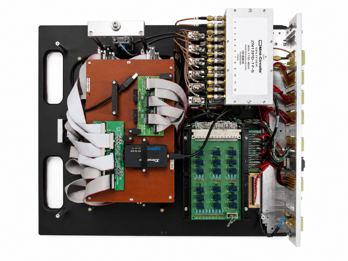 Verdrahtungsseite eines Engmatec Inline-Adapters mit Schnittstellenmodulen, Leiterplatten, Flachbandleitungen und HF-Anschlüssen für ICT-, FKT- und Programmierprozesse.
